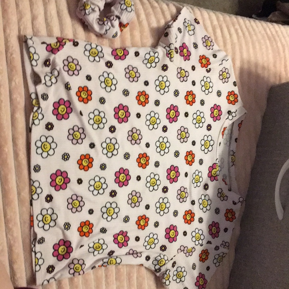 Pink floral smiley face shirt 💗💕🤞🏼